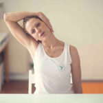 Femme faisant du yoga sur chaise