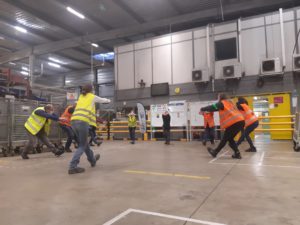 Employés faisant de l'exercice dans un entrepot