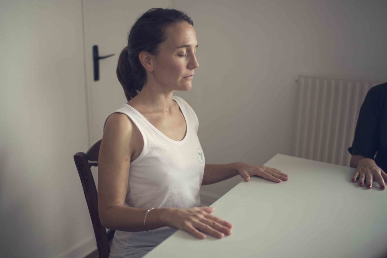 Femme pratiquant la méditation en entreprise
