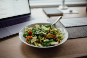 Assiette remplie de légumes et de salade