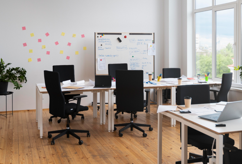 salle-vide-chaises-bureaux-960x540